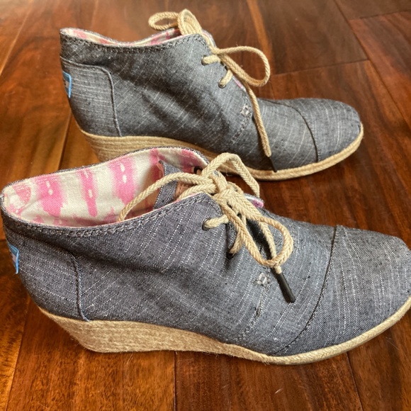 Women’s TOMS Navy chambray booties with laces Size 9.5 - Picture 2 of 10